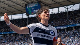 Hertha-Spieler Fabian Reese lässt sich von den Fans feiern. (Foto: IMAGO / Matthias Koch)