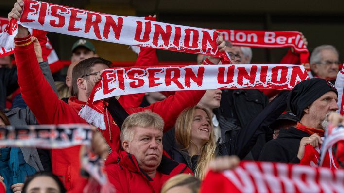 Archivbild: 1. Bundesliga, 1. FC Union Berlin, Ordentliche Mitgliederversammlung im Stadion An der Alten Försterei, Mitglieder mit Schals. (Quelle: imago images/Koch)