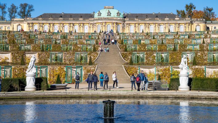 Archivbild: Schloss und Park Sanssouci im Herbst. (Quelle: dpa/Gerhard)