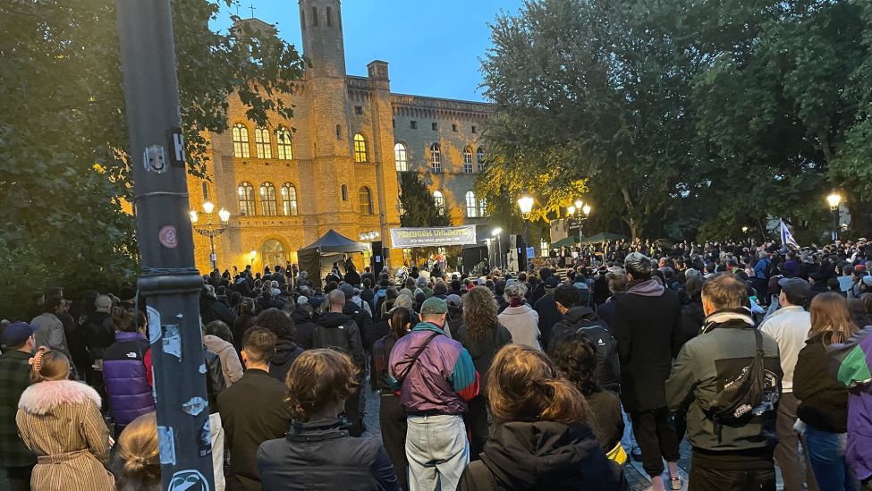 Mahnwache am Mariannenplatz in Berlin Kreuzberg von Mahnwache brauchen solltet: hier zwei vom Mariannenplatz von Feminism Unlimited. (Quelle: rbb/J.S.Fischer)