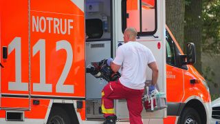 Symbolbild: Ein Sanitäter der Berliner Feuerwehr steigt in einen Rettungswagen mit der Aufschrift Notruf 112. (Quelle: dpa/Kappeler)