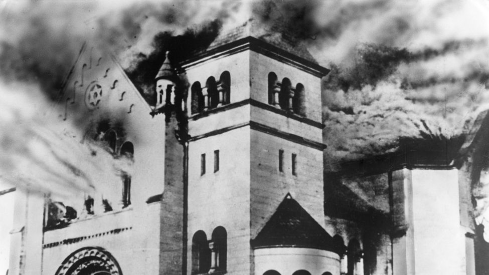 Historisches Bild: Die Synagoge in Baden-Baden steht in Brand. (dpa/SZ Photo)