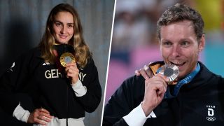 Elena Semechin und Nils Ehlers freuen sich über den Gewinn einer Olympia-Medaille (Quelle: picture alliance / | ANNETTE RIEDL ; ASSOCIATED PRESS | Louise Delmotte)