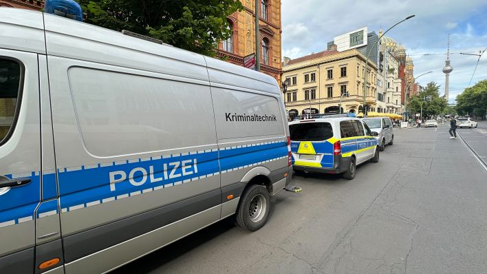 Fahrzeuge der Polizei stehen am 29.05.2024 in der Oranienburger Straße am Straßenrand. (Quelle: dpa/Paul Zinken)