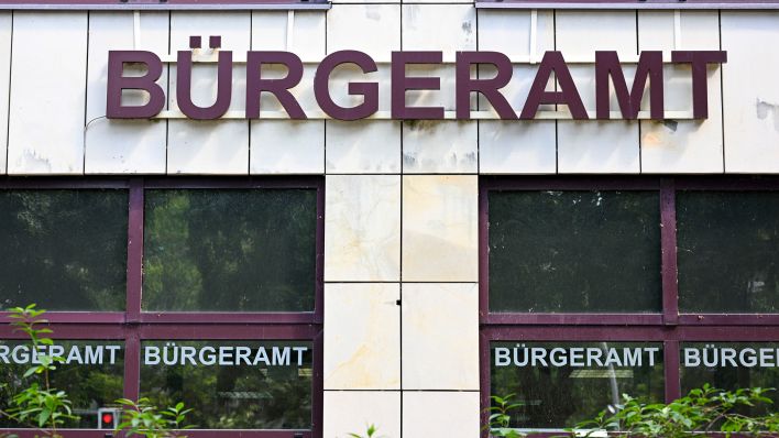 assadArchivbild: Der Schriftzug Bürgeramt ist an der Fe vom Bürgeramt Lichtenberg beim Bezirksamt Lichtenberg zu sehen am 28.06.2024. (Quelle: picture alliance/dpa/Jens Kalaene)