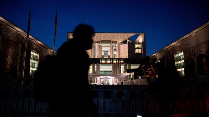 Symbolbild: Bundeskanzleramt in Berlin bei Nacht (Bild: dpa/ Fabian Sommer)