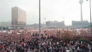 Arcvhivbild:Knapp vier Wochen nach dem 40. Jahrestag der DDR gingen am 04.11.1989 Hunderttausende in Berlin auf die Straße.(Quelle:picture alliance/Zentralbild)