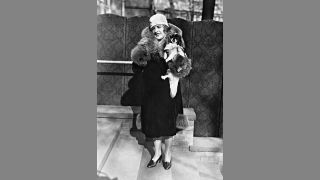 Archivbild: Hedda Adlon, die Frau des Hoteliers Louis Adlon, der das "Hotel Adlon" leitet, mit ihrem Hund "Dixi" im Berliner Zoo. Undatierte Aufnahme, vermutlich 1920er Jahre. (Quelle: dpa/Scherl)