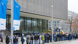 Mitglieder von Hertha BSC warten auf den Einlass zur Mitgliederversammlung. Quelle: dpa/Soeren Stache