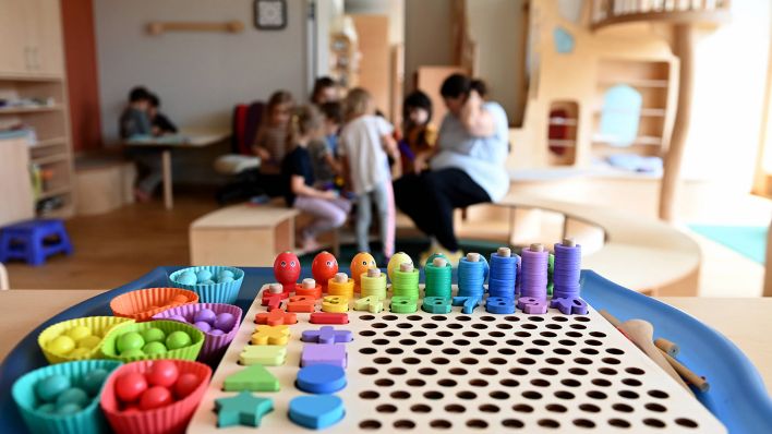 Symbolbild: Kinder spielen in einem Hort und werden dabei betreut. (Quelle: dpa/Rumpf)