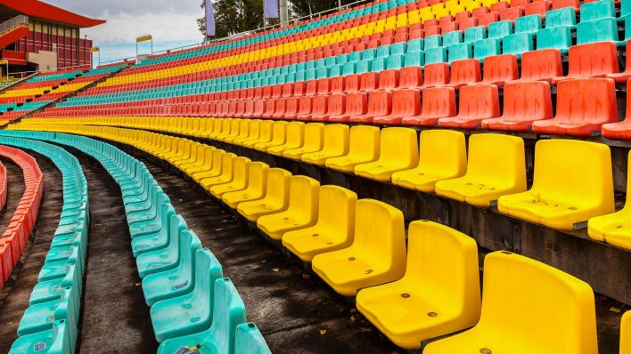 Symbolbild:Bunte Sitze für die Zuschauer im Friedrich Ludwig Jahn Sportpark, Berlin.(Quelle:picture alliance/imagebroker/K.-H.Spremberg)