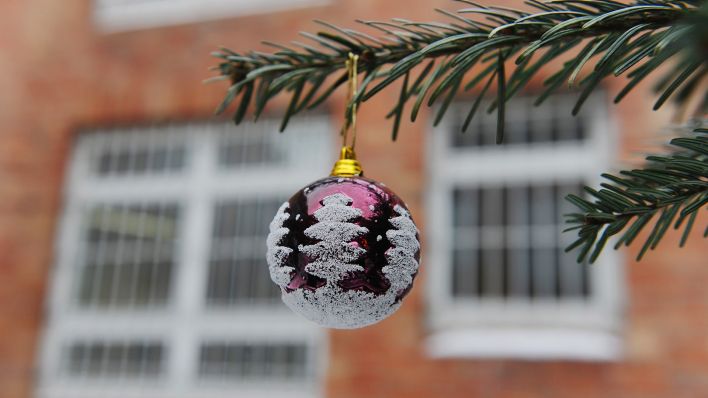 Symbolbild:Ein Weihnachtsbaum steht in einem Innenhof einer Jugendstrafanstalt in Berlin.(Quelle:picture alliance/dpa/R.Jensen)