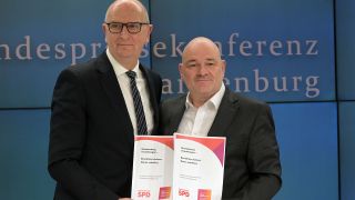 Dietmar Woidke (SPD, l), Ministerpräsident von Brandenburg, und Robert Crumbach (BSW), Fraktionsvorsitzender in Brandenburg, präsentieren ihren Koalitionsvertrag. (Quelle: dpa/Bahlo)