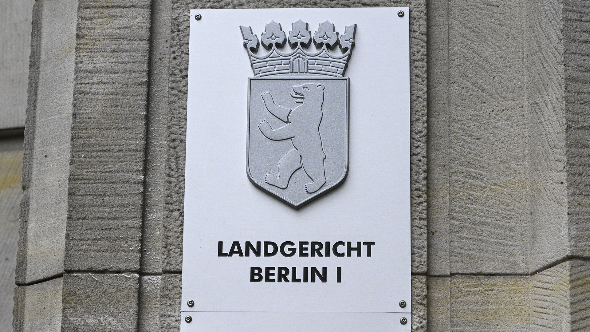 Symbolbild: Ein Schild weist auf das Landgericht Berlin an der Fassade zum Kriminalgericht Moabit in der Turmstraße hin am 03.06.2024. (Quelle: picture alliance/dpa/Jens Kalaene)