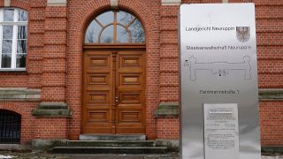 Ein Schild neben dem Eingang weist am 08.12.2023 auf den Sitz der Staatsanwaltschaft am Landgericht Neuruppin hin. (Quelle: Picture Alliance/Carsten Koall)