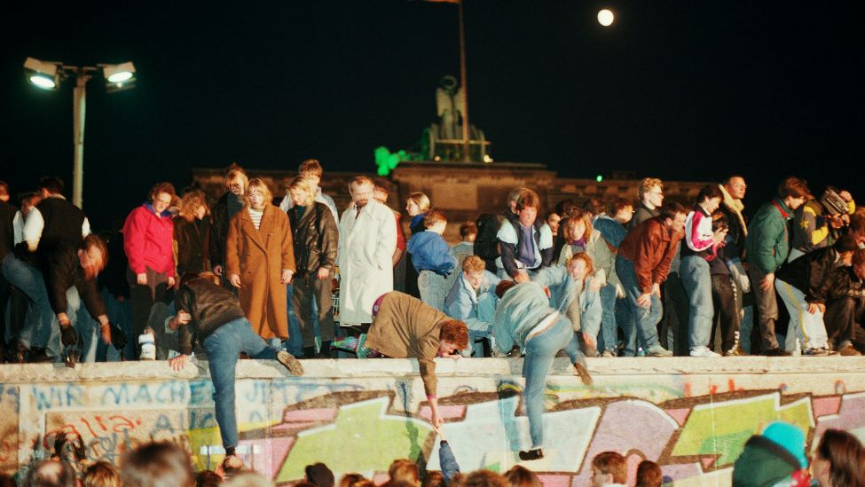 Archivbild:Berlin, Nacht vom 9./10. November 1989: Öffnung der DDR-Grenzen nach Westen. Berliner aus beiden Teilen der Stadt stürmen die Mauer am Brandenburger Tor. (Quelle:picture alliance/akg-images)