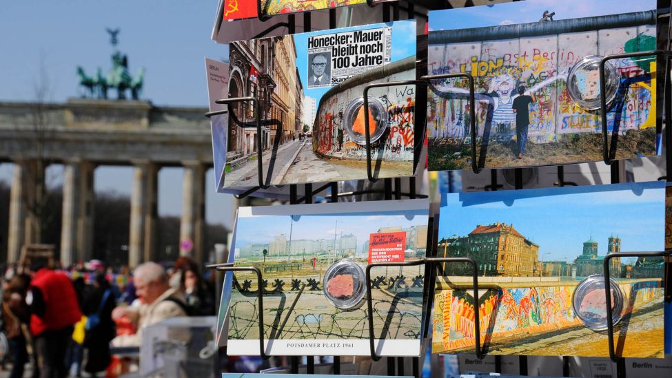 Archivbild:Postkarten vor einem Souvenierladen am Pariser Platz in Berlin-Mitte. Die Postkarten zeigen Motive der Berliner Mauer, die direkt am Brandenburger Tor verlief.(Quelle:picture alliance/Eventpress Hohlfeld)