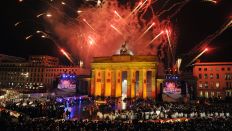 Archivbild: Fest der Freiheit am Brandenburger Tor, anlaesslich 20. Jahrestag Fall der Berliner Mauer, Besucher warten darauf, dass die symbolischen Mauerplatten fallen. (Quelle: dpa/Waechter)