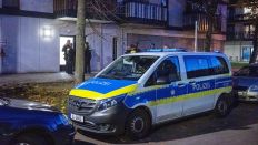 Ein Polizeiauto steht vor einem Mehrfamilienhaus im Stadtteil Marzahn. (Quelle: dpa/Christophe Gateau)