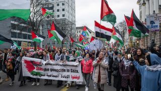 Menschen nehmen mit Fahnen und Transparenten an einer propalästinensischen Demonstration teil. (Quelle: dpa/Gateau)