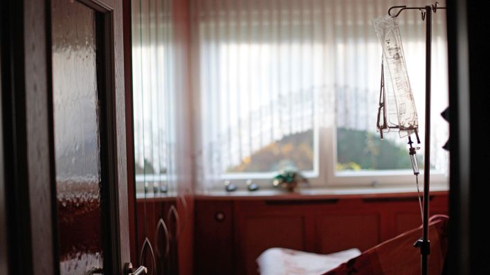 Symbolbild:Blick in ein Zimmer einer pflegebedürftigen Person mit einem leeren Beutel für künstlicher Ernährung.(Quelle:picture alliance/Caro/Ponizak)