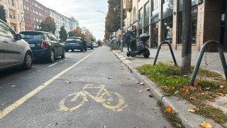 Archivbild: Der Radweg in der Kantstraße in dem Berliner Stadtteil Charlottenburg führt zwischen parkenden Autos und dem Fußgängerweg entlang. (Quelle: dpa/Deckwerth)