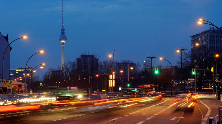 Symbolbild: Straßenverkehr in Berlin. (Quelle: dpa/Shotshop)