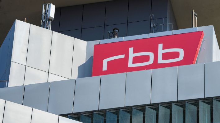 Das Logo des rbb (Rundfunk Berlin Brandenburg) am Hochhaus in der Masurenallee. (Quelle: dpa/Soeren Stache)