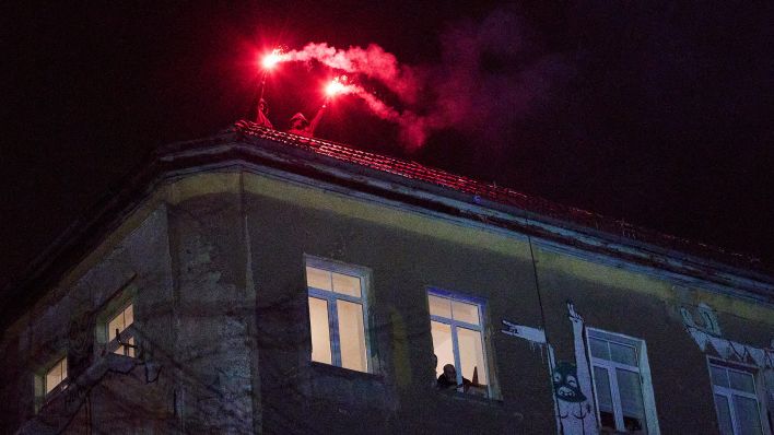 Symbolbild: In der Rigaer Straße zünden am 09.01.2023 Menschen Pyrotechnik von einem Haus. (Quelle: Picture Alliance/Annette Riedl)