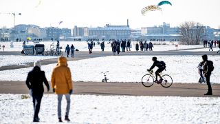 Bei sonnigen Wetter gehen am 31.01.2021 die Berliner auf dem Tempelhofer Feld spazieren. (Quelle: dpa-Bildfunk/Fabian Sommer)