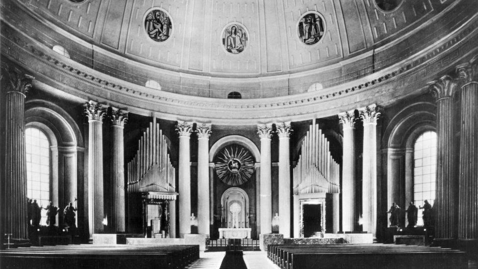 Fotopostkarte: Innenansicht, St. Hedwig, um 1935 Berlin-Mitte, St.-Hedwigs-Kathedrale (1747-1773 errichtet von J.Boumann nach Entwurf Friedrichs des Großen). (Quelle: Picture Alliance/akg-images)