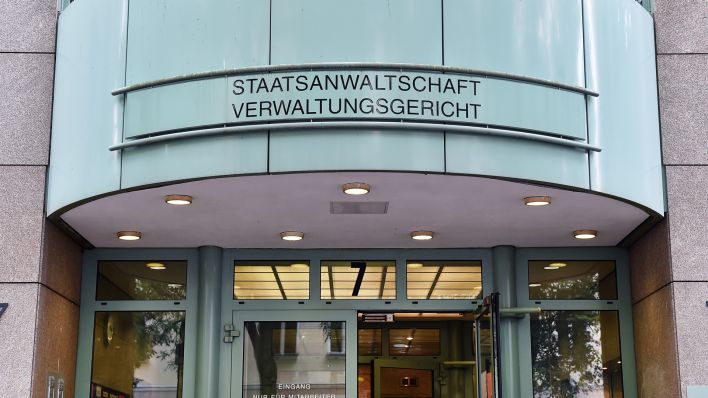 Archivbild: Der Eingang zum Gebäude der Staatsanwaltschaft und dem Verwaltungsgericht, fotografiert am 30.07.2014 .(Quelle: picture alliance/dpa-Zentralbild/Jens Kalaene)