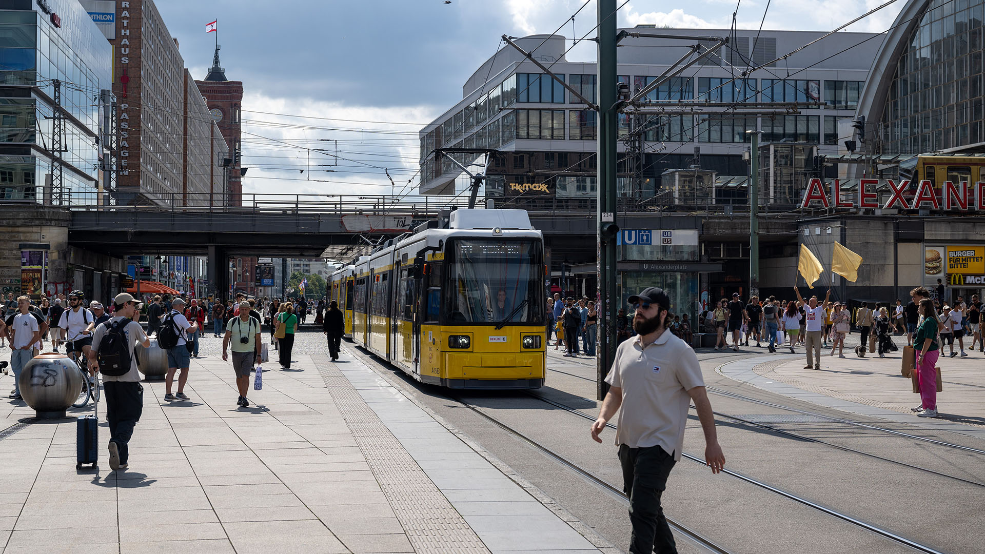 Die Straßenbahn M4 fährt unter der Bahnunterführung durch in Richtung Haltestelle Alexanderplatz. (Quelle: dpa/Soeren Stache)