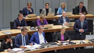 Archivbild: Kai Wegner (r, CDU), Regierender Bürgermeister, antwortet im Abgeordnetenhaus bei einer Fragestunde. (Quelle: dpa/Carstensen)