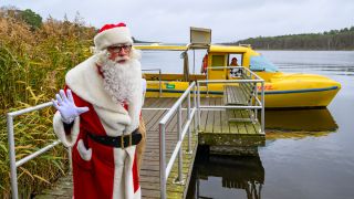 Symbolbild: Der Weihnachtsmann ist mit einem Solarboot über den Haussee zum Weihnachtspostamt in Himmelpfort gekommen. (Quelle: dpa/Pleul)