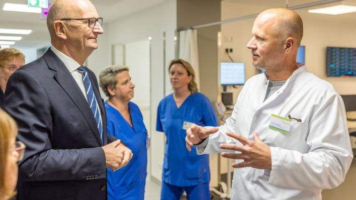 Symbolbild: Dietmar Woidke (SPD, l), Ministerpräsident von Brandenburg, spricht bei der Eröffnung Notaufnahme an der Medizinischen Universität Lausitz - Carl Thiem (MUL-CT) mit Tim Flasbeck, Chefarzt der Klinik der Notfallmedizin. (Quelle: dpa/Hammerschmidt)