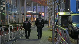 Archivbild:27.11.2024, Berlin: Vor dem Hotel «Courtyard by Marriott» in Berlin-Mitte laufen Polizisten an Polizeiabsperrungen entlang. (Quelle:dpa/L.Asendorpf)