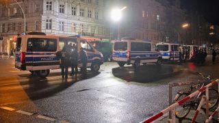 Archivbild: Polizisten stehen am 31.12.2023 auf der Sonnenallee in Berlin. (Quelle: Picture Alliance/Paul Zinken)