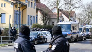 Symbolbild: Polizisten sind im Berliner Ortsteil Buckow im Bezirk Neukölln vor einer Villa aus dem Clan-Milieu im Einsatz.am 20.03.2024. (Quelle: dpa/Jens Kalaene)