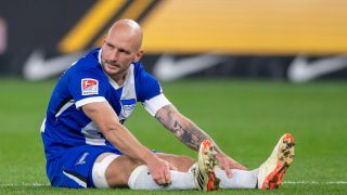 Herthas Toni Leistner sitzt auf dem Rasen (Bild: IMAGO/Matthias Koch)