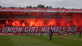 Union Fans mit Banner und Pyro gegen Freiburg (Quelle: IMAGO / Steinsiek.ch)