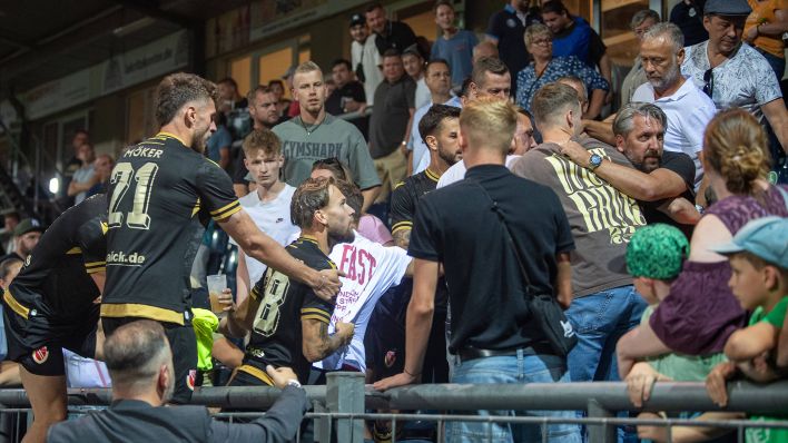 Energies Niko Bretschneider gerät im Pokalspiel gegen Babelsberg auf der Tribüne mit Fans aneinander (imago images/Matthias Koch)