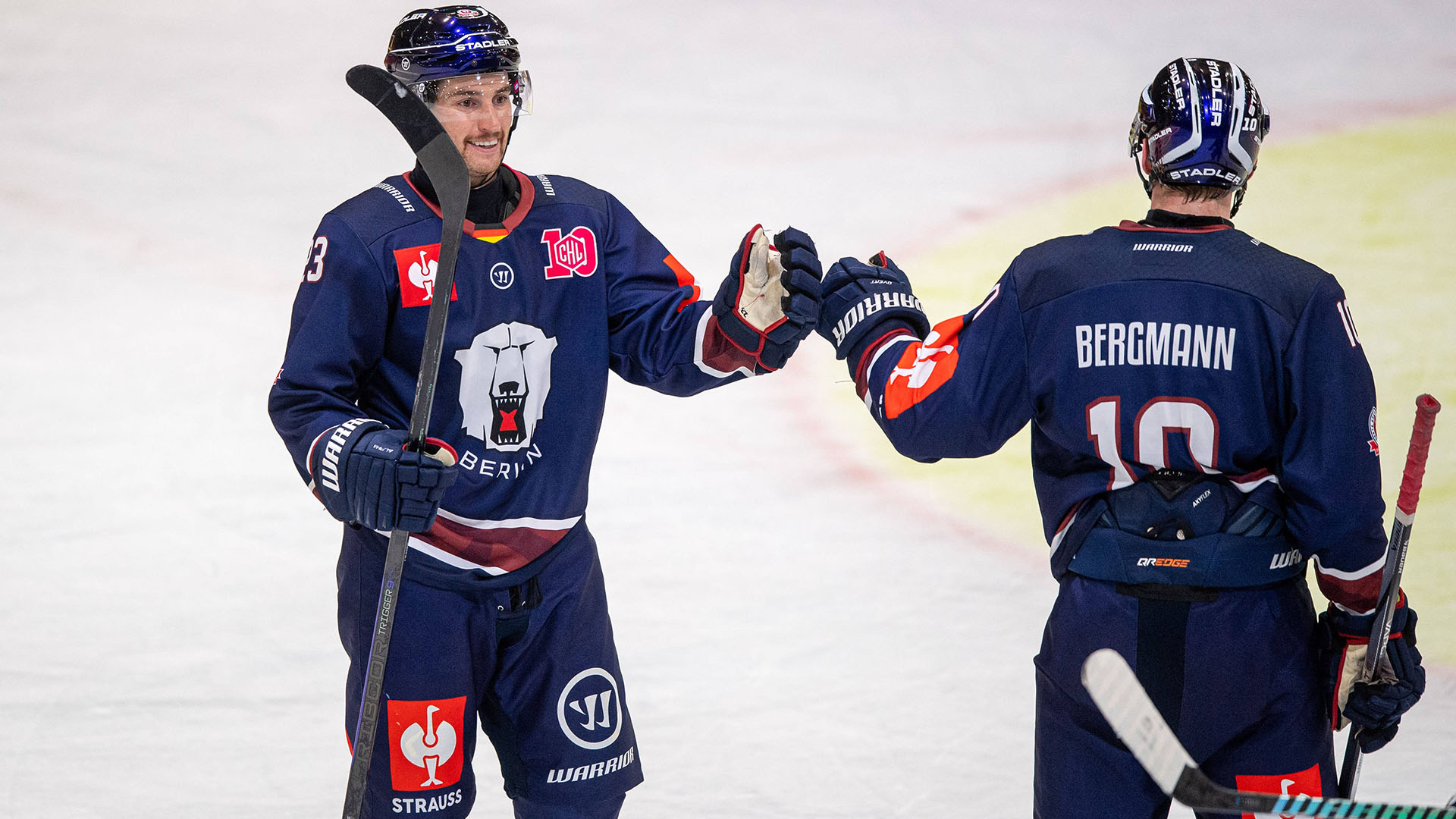 Die beiden Eisbären-Spieler Blaine Byron (li.) und Lean Bergmann (Quelle: IMAGO / Matthias Koch)