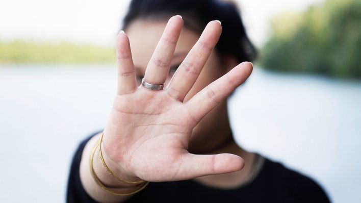 Symbolbild: Eine Frau macht eine Abwehrbewegung mit ihrer Hand am 21.07.2016. (Quelle: IMAGO/Zoonar.com/Axel Bueckert)