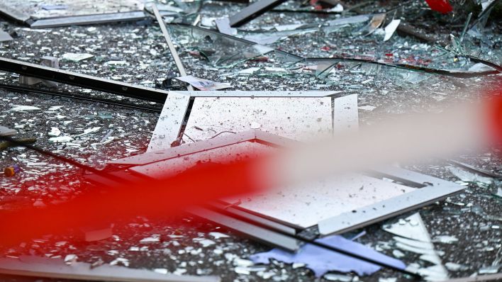 Symbolbild:Bruchteile der Geldautomatensprengung liegen am abgesperrten Tatort auf dem Boden.(Quelle:imago images/M.Bulling)