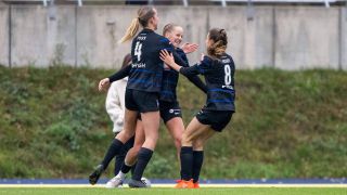 Spielerinnen von Hertha BSC jubeln über das Tor gegen Viktoria Berlin. Quelle: imago images/Matthias Koch