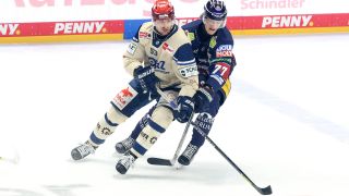 Eisbären (in blau) gegen Schwenningen (imago images/Engler)