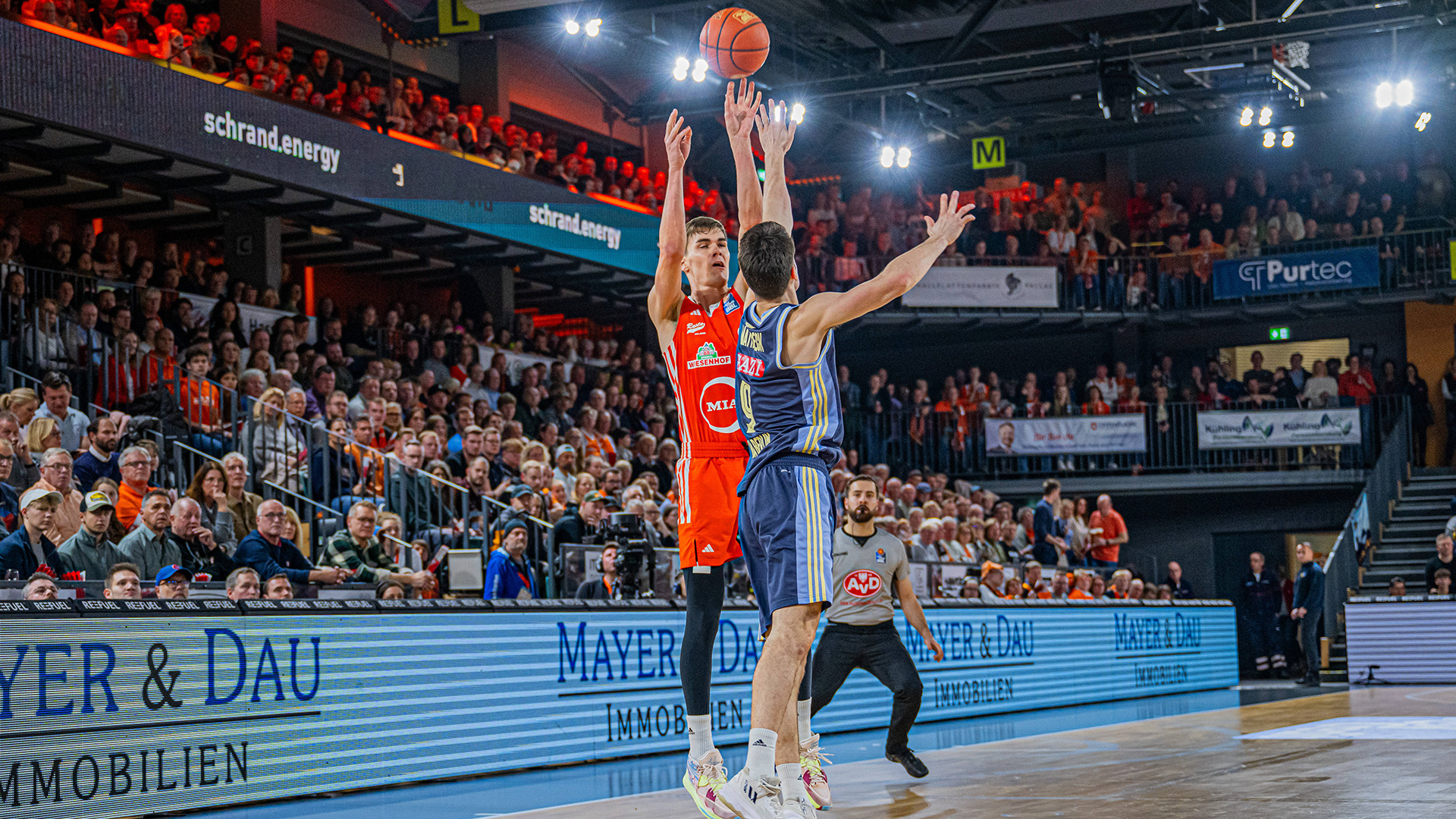 Alba (in blau) beim Spiel in Vechta (imago images/Christian Becker)