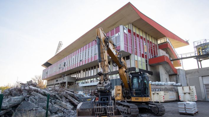 Ein Bagger steht vor dem Stadion im Jahn-Sportpark (imago images/Matthias Koch)