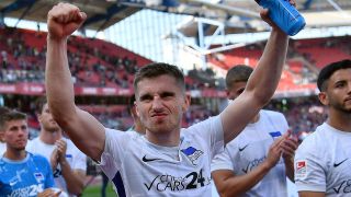 Jonjoe Kenny im Trikot von Hertha BSC (Quelle: IMAGO / Jan Huebner)